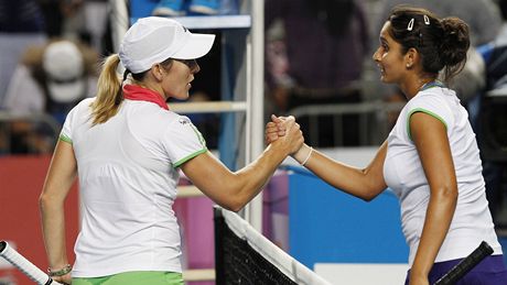 Justine Heninov (vlevo) se zdrav se Saniou Mirzaovou po vtznm zpase 1. kola Australian Open