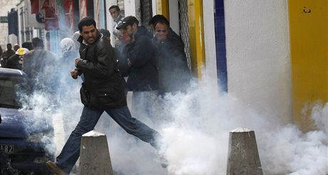 Ilustraní snímek z lednových protest v tuniských ulicích