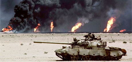 Symbolem první války v Perském zálivu se staly hoící ropné vrty na severu Kuvajtu. Ty zapálili prchající irátí vojáci. (1990)