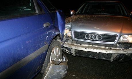 ena napadla stráníky a policisty poté, co nabourala zaparkované auto. Ilustraní foto