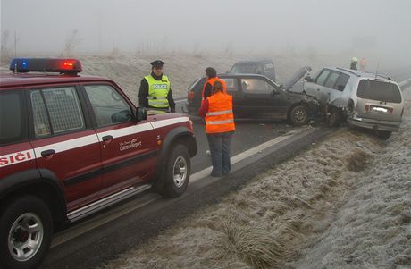 Nehoda nedaleko Monova na Novojinsku, kde se na nled srazily ti vozy a bylo zranno jedno dt.