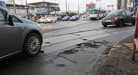 Díry v silnici se nevyhnuly ani centru Ostravy.