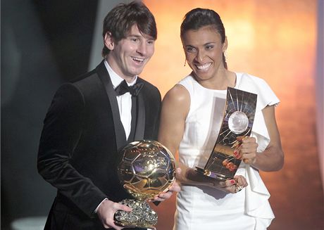 Argentinec Lionel Messi a Brazilka Marta s trofejemi pro nejlepho fotbalistu a nejlep fotbalistku roku 2010.