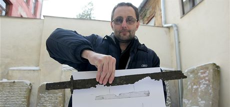 Archeolog David Zimola z muzea Vysoiny v jihlav ukazuje elezný tesák z 15.století nalezený v míst zaniklé osady Bradlo. Na celé Morav je podle nj podobných napoítáno asi jen deset.  