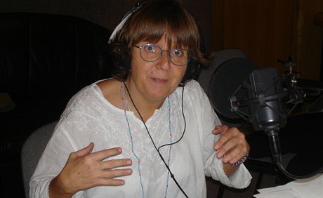 Bára Hrzánová v nahrávacím studiu pi naítání audioknihy