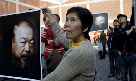 V roce 2010 protestovali íané proti likvidaci ateliéru výtvarníka Aj Wej-Weje 