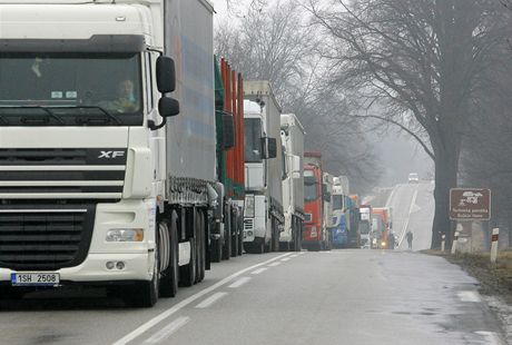 Kvli nehod mezi Netebicemi a Velenem se na silnici na Doln Dvoit tvoily dlouh kolony. Silnice byla uzavena asi tyi hodiny. 