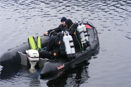 Policejní potápi mohli nádr vzhledem ke patné viditelnosti prohledat a bhem pondlí. Ilustraní snímek