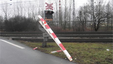 ofér nákladního auta pi couvání z pejezdu prorazil závoru.