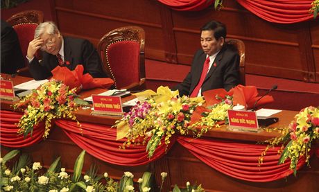Odstupující vietnamský prezident Nguyen Minh Triet (vpravo) s budoucím éfem strany Nguyenem Phu Trongem. 