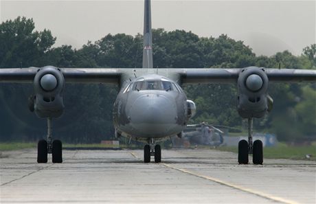 Vojenský dopravní letoun An-26 na smíeném letiti v Bochoi u Perova.