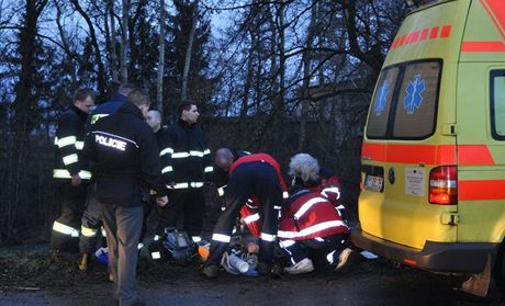 Moravskosleztí záchranái oetovali v Dolní Lutyni ti chodce, které srazilo auto. Ilustraní foto