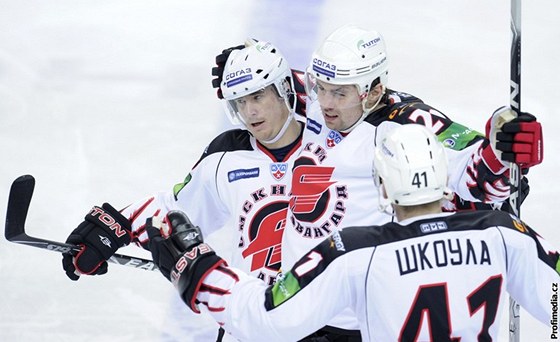 Radost hokejist Omsku. Zleva ervenka, Kulja a koula