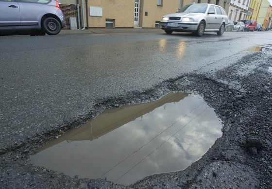 Tetina silnic druhé a tetí tídy je v havarijním stavu (ilustraní foto).