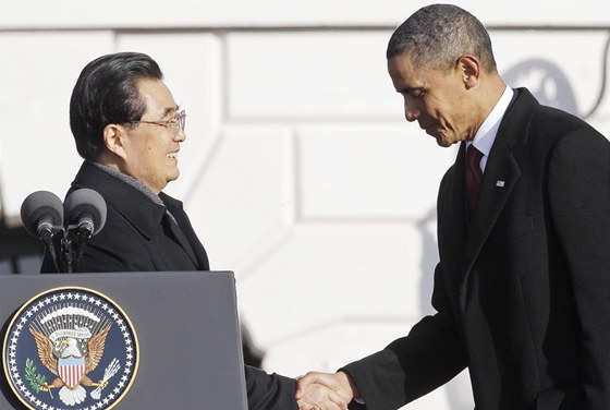 Americký prezident si podává ruku s prezidentem íny Chu in-tchaem