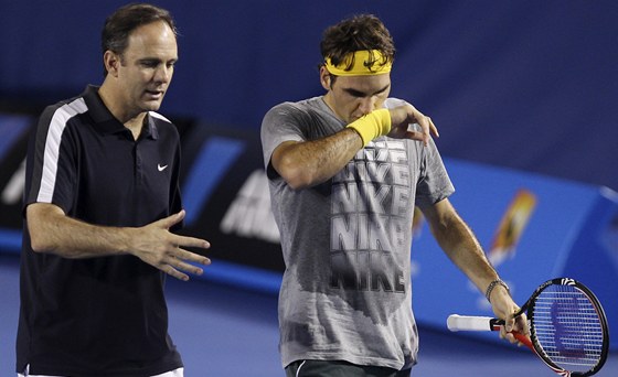 Paul Annacone radí Rogeru Federerovi pi tréninku na Australian Open