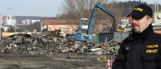 Po vyhoelých halách velkoskladu asijských obchodník na Olomoucké ulici v brn zbyly jen trosky, které o víkendu likvidovaly demoliní ety.