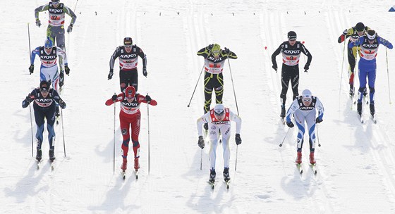 START. Závodníci ve sprintu dvojic vyjídjí na tra podniku Svtového poháru ve Vesci.