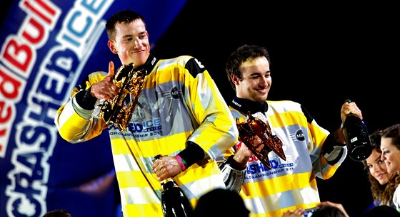 NA BEDN. Luká Kolc (vpravo) si z Red Bull Crashed Ice v Mnichov odvezl medaili.