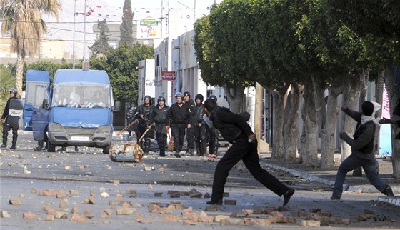 Protestující házejí kamení po tuniských policistech (10. ledna 2011)