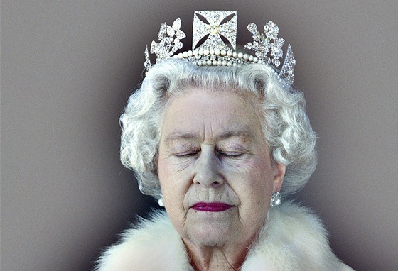Snímek britské královny Albty II. nazvaný Lehkost bytí od Chrise Levinea z...