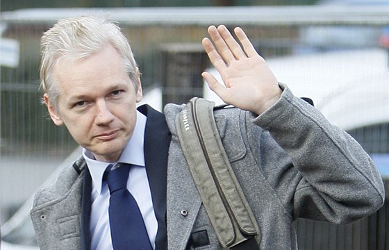 Zakladatel Wikileaks Julius Assange slíbil, e materiály pedá i britskému protikorupnímu úadu.