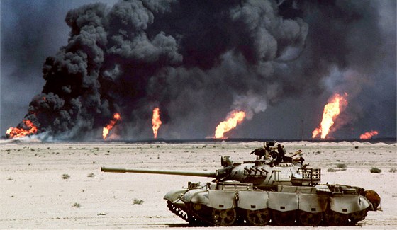 Symbolem první války v Perském zálivu se staly hoící ropné vrty na severu Kuvajtu. Ty zapálili prchající irátí vojáci. (1990)