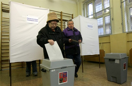 Lidé hlasují v opakovaných komunálních volbách v eském Tín.