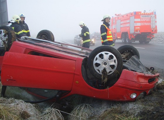 Nehoda tí voz nedaleko Monova na Novojiínsku, pi které se zranilo dít.