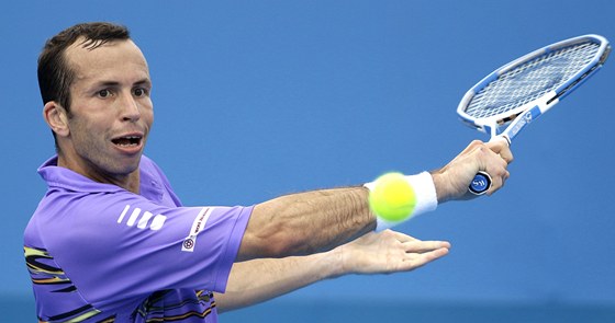 eský tenista Radek tpánek prohrál v prvním kole turnaje v Sydney ve tech setech s Argentincem J.I. Chelou.