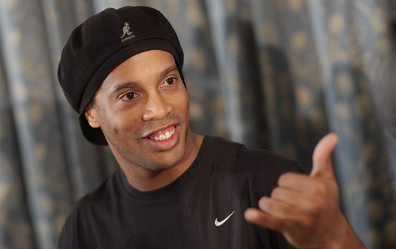 Brazilský fotbalista Ronaldinho radostn komentuje svj pestup do Flamenga.