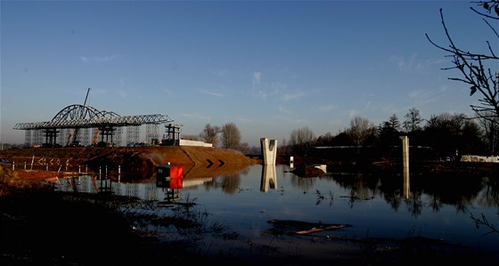 Zaplavené stavenit silnice I/37 z Pardubic do Hradce Králové