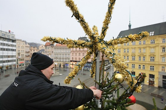 Odstrojování vánoního stromu na námstí Svobody.