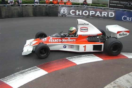 Joaquin Folch na McLarenu M23 pi Monaco Historique roku 2010