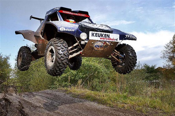 Tim Coronel s malikou buggy McRae pi testech ped Dakarem 2011.