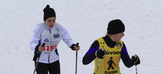 JEDEME. Lenka Zahradníková (vlevo) a Barbora Nmcová vyráejí na tra.