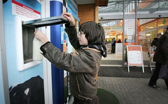 Mlékomat u supermarketu Terno v eských Budjovicích. Na snímku je Tomá Müller z Hrdjovic. 