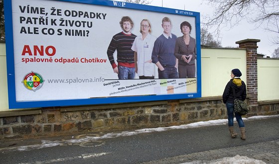 Billboard, na nm známé plzeské osobnosti propagují stavbu spalovny odpadu v Chotíkov. 