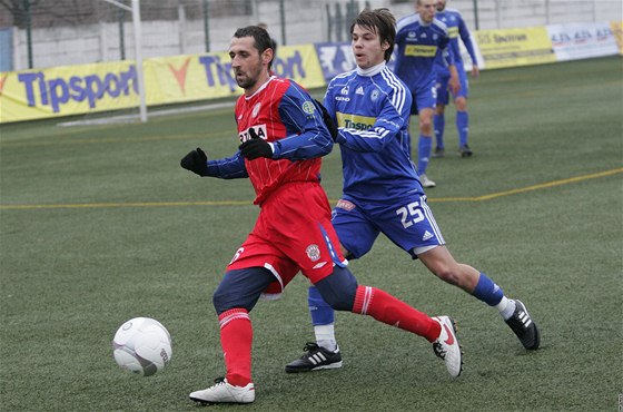 Bulharský záloník Christo Gospodinov (vlevo) si vyzkouel brnnský dres v duelu s Olomoucí. Na snímku ho brání Jan Navrátil