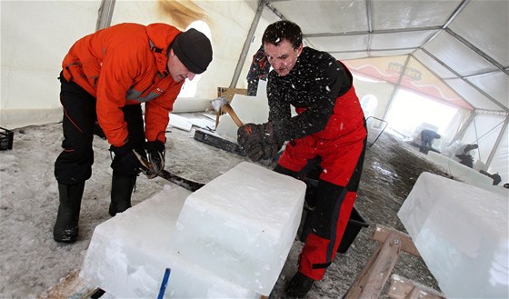 Sochai Igor Kalina a Jan Kocman pipravují ledové kvádry pro své dílo.