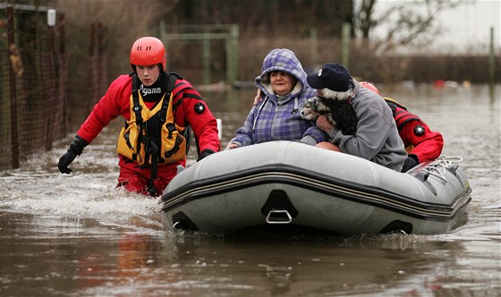 Velká voda postihla Karlovarsko v lednu roku 2011. Hasii museli nkolik lidí z Karlových Var - Dvor evakuovat na lunech.
