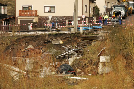 Zamstnanci Vodovod a kanalizací Karlovy Vary pracují na pekládce potrubí pi sesuvu pdy u Radoova na Karlovarsku. 