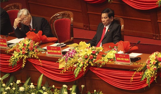 Odstupující vietnamský prezident Nguyen Minh Triet (vpravo) s budoucím éfem strany Nguyenem Phu Trongem. 