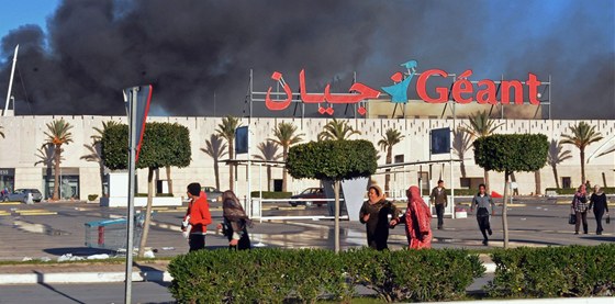 Hoící vyrabovaný supermarket v Bizerte v Tunisku (15.1. 2011)