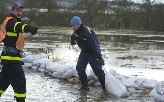 Pípravy na velkou vodu v Bdenvsi pod pehradou Hracholusky (15.1. 2011)