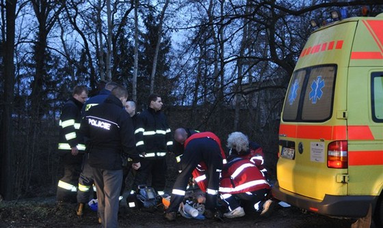 Hasii i záchranái marn oivovali vodáka, který v Bystrovanech vypadl z lodi do Bystice (16.1. 2011)