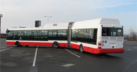 Nov autobus s hybridnm pohonem na parkoviti v hostivaskch garch.