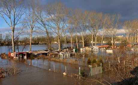 V Lounech se vylila rozvodnn eka Ohe. (17. ledna 2011)