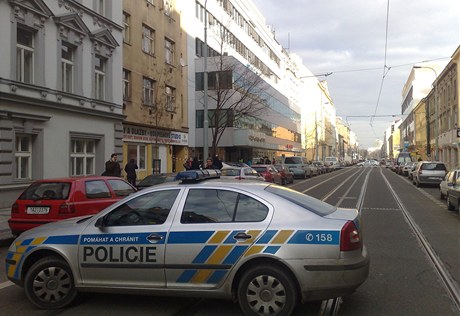 Policie hled bombu v administrativn budov v Sokolovsk ulici.