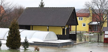 Voda u dnes odpoledne zaala zaplavovat domy v Blatnici u Nan.